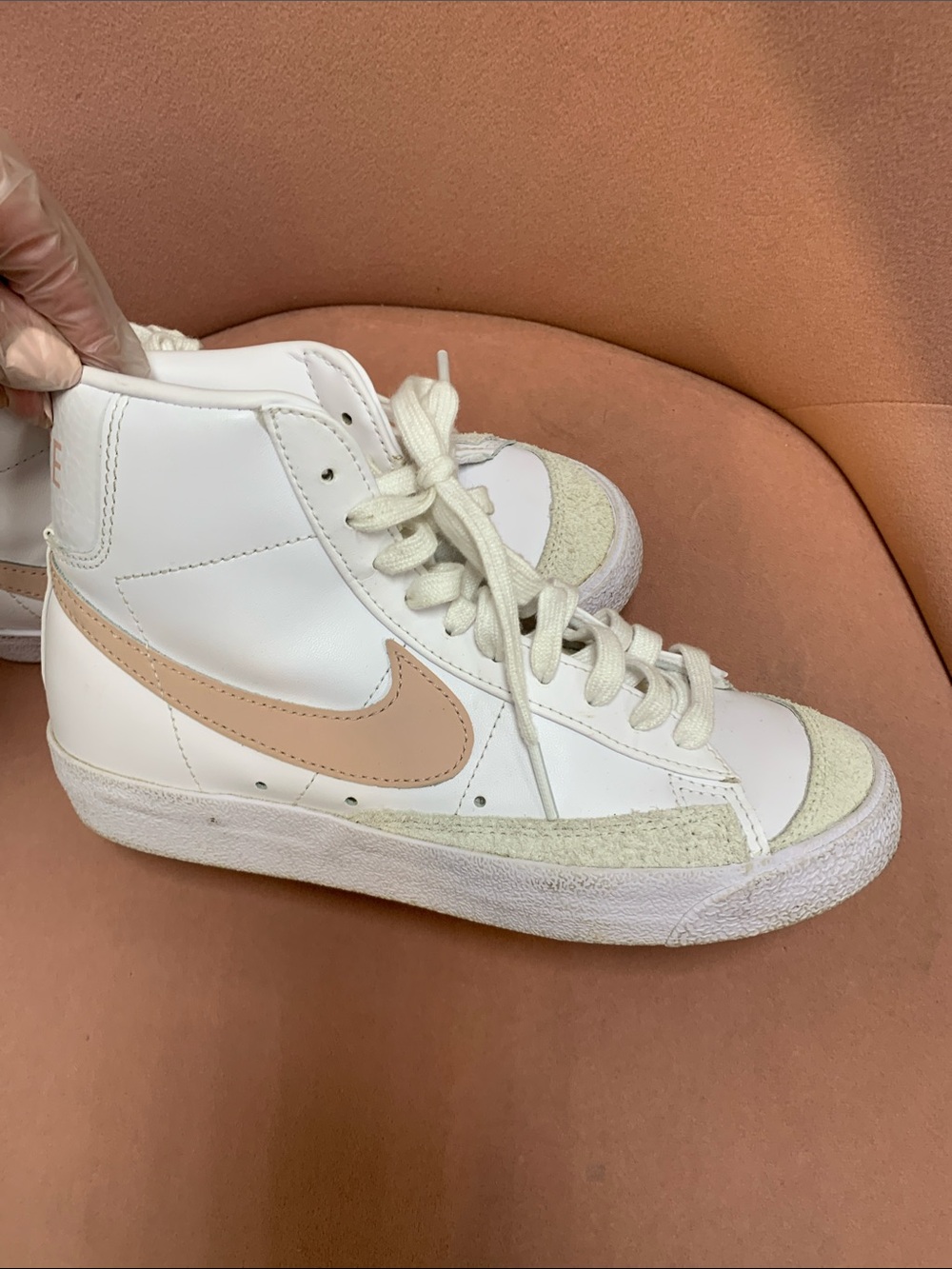 Nike blazer mid 77 White High-Top Sneaker with pink Swoosh - Picture 6 of 6